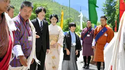 Putra Mahkota Jepang Akishino (keempat kiri), Putri Mahkota Kiko (keempat kanan) dan putra mereka yang berusia 12 tahun, Pangeran Hisahito (ketiga kanan) mengunjungi Tashichhodzong untuk bertemu Raja Bhutan Jigme Khesar Namgyel Wangchuck di Thimphu (19/8/2019). (AFP Photo/Japan Out/Jiji Press)