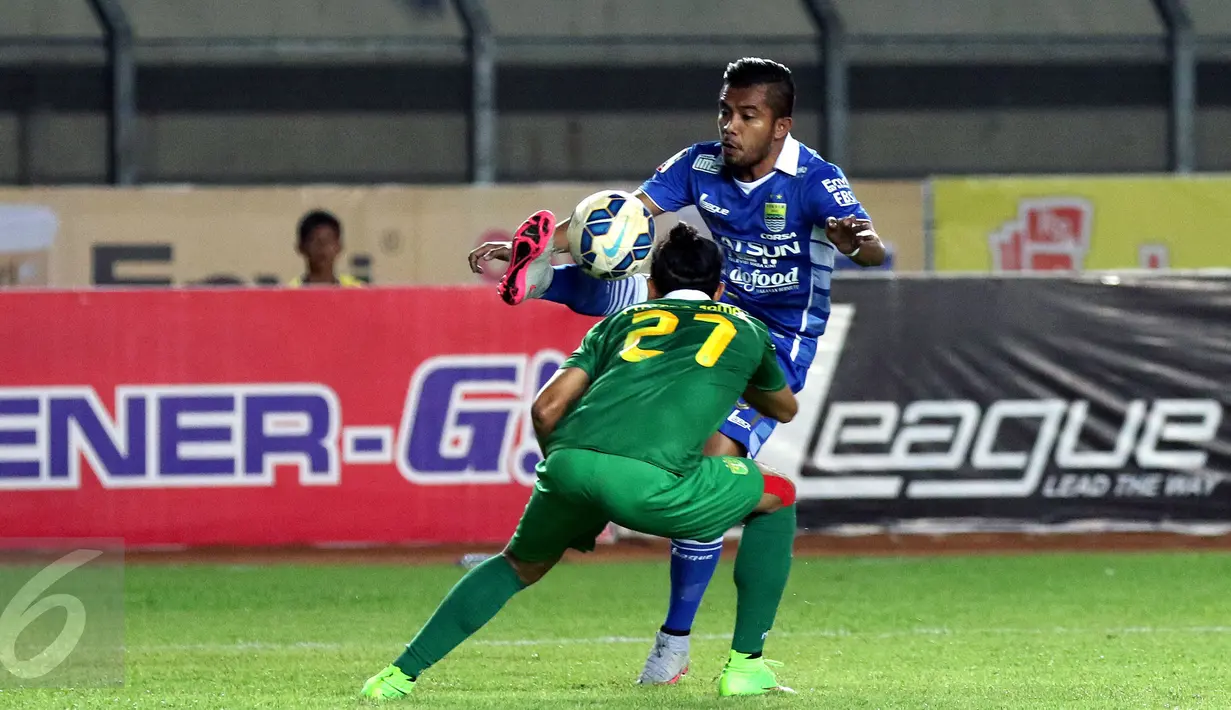 Penyerang Persib, Zulham Zamrun (belakang) berusaha mengecoh pemain Persebaya United, Fauzan Jamal di laga lanjutan Grup A Piala Presiden 2015 di Stadion Si Jalak Harupat, Bandung, Minggu (6/9/2015). Persib unggul 2-0. (Liputan6.com/Helmi Fithriansyah)