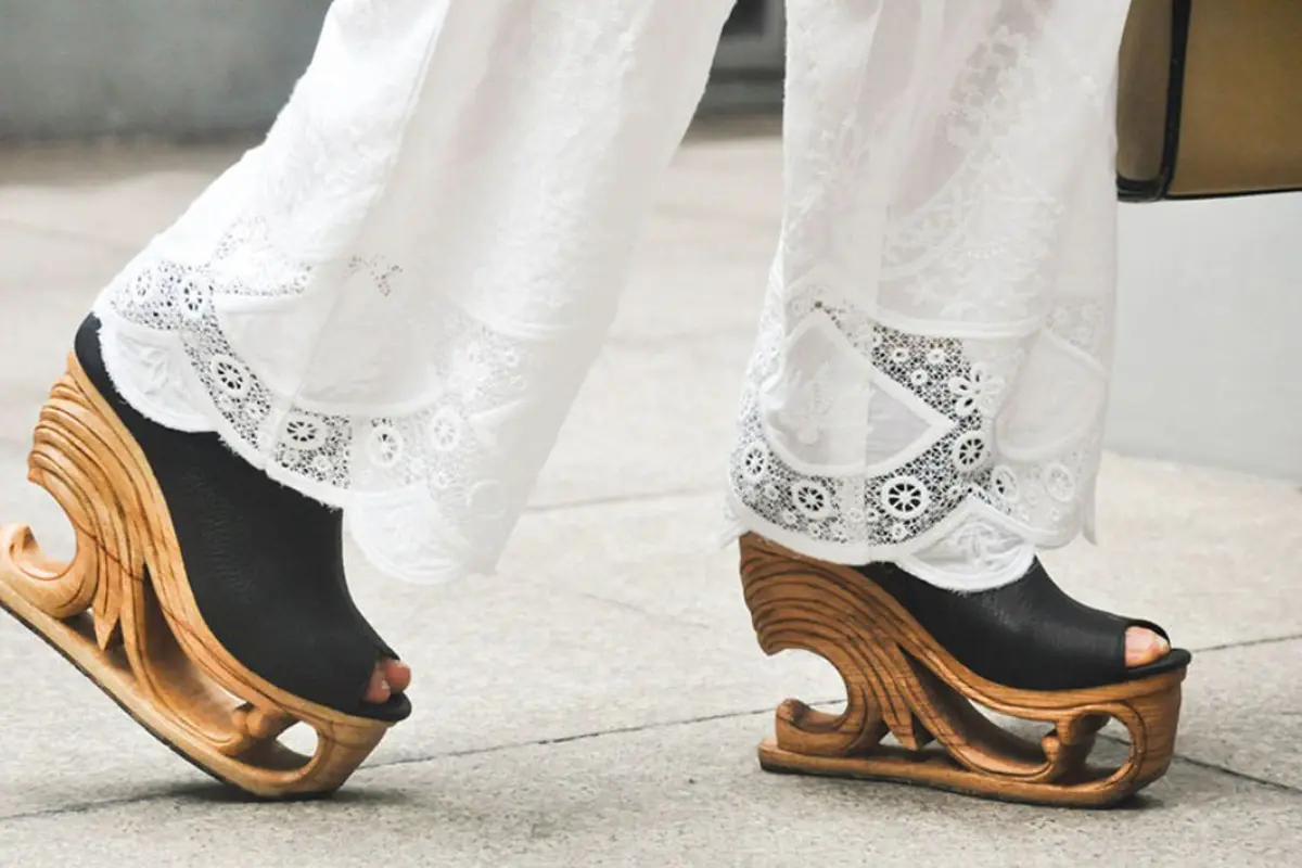 Heels dari Ukiran Kayu yang Sanggup Hiasi Setiap Langkahmu
