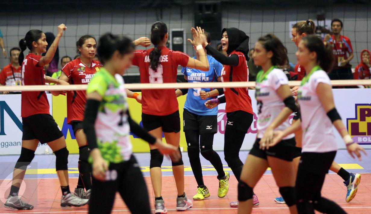 Pemain voli Jakarta Elektrik PLN melakukan selebrasi usai mencetak angka pada pertadingan Grand Final Proliga 2017 di GOR Among Rogo, Yogyakarta (23/4). Jakarta Elektrik PLN menang lewat sebuah pertarungan sengit. (Liputan6.com/Johan Tallo)