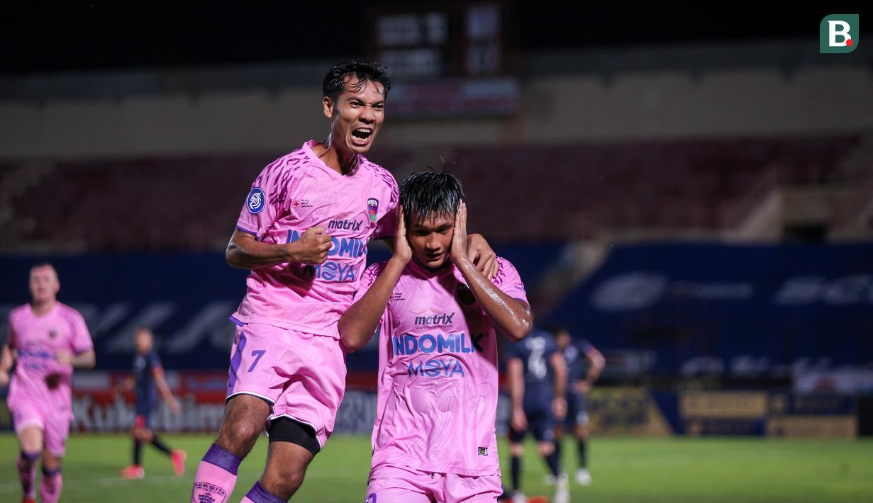 Pemain Persita Tangerang, A. Nur Hardianto (kanan) merayakan gol penyeimbang 1-1 bersama Ade Jantra Lukmana saat laga pekan kesembilan BRI Liga 1 2021/2022 antara Arema FC melawan Persita Tangerang di Stadion Sultan Agung, Bantul, Rabu (27/10/2021). (Bola.com/Bagaskara Lazuardi)
