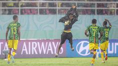 Ada pemandangan unik dan menarik yang dilakukan para pemain Timnas Mali U-17 saat merayakan kemenangan 3-0 atas Argentina pada laga perebutan tempat ketiga Piala Dunia U-17 2023 di Stadion Manahan, Solo, Jumat (1/12/2023) malam WIB. Seperti apa sih selebrasi mereka? (Bola.com/Bagaskara Lazuardi)