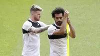 Striker Liverpool, Mohamed Salah, bersama Alberto Moreno saat latihan jelang laga final Piala Champions di Stadion Anfield, Senin (21/5/2018). Liverpool akan berhadapan dengan Real Madrid. (AP/Martin Rickett)