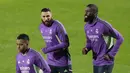 Karim Benzema dari Real Madrid dan Antonio Rudiger melakukan pemanasan saat sesi latihan, di stadion Al Nassr, di Riyadh, Arab Saudi, Selasa (10/1/2023). Real Madrid akan menghadapi Valencia di King Fahd International Stadium pada semifinal Piala Super Spanyol, Kamis, 12 Januari 2023, dini hari WIB. (AP Photo/Hussein Malla)