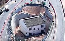 Unik, Rumah Kakek Ini Berada di Tengah Jalan Tol
