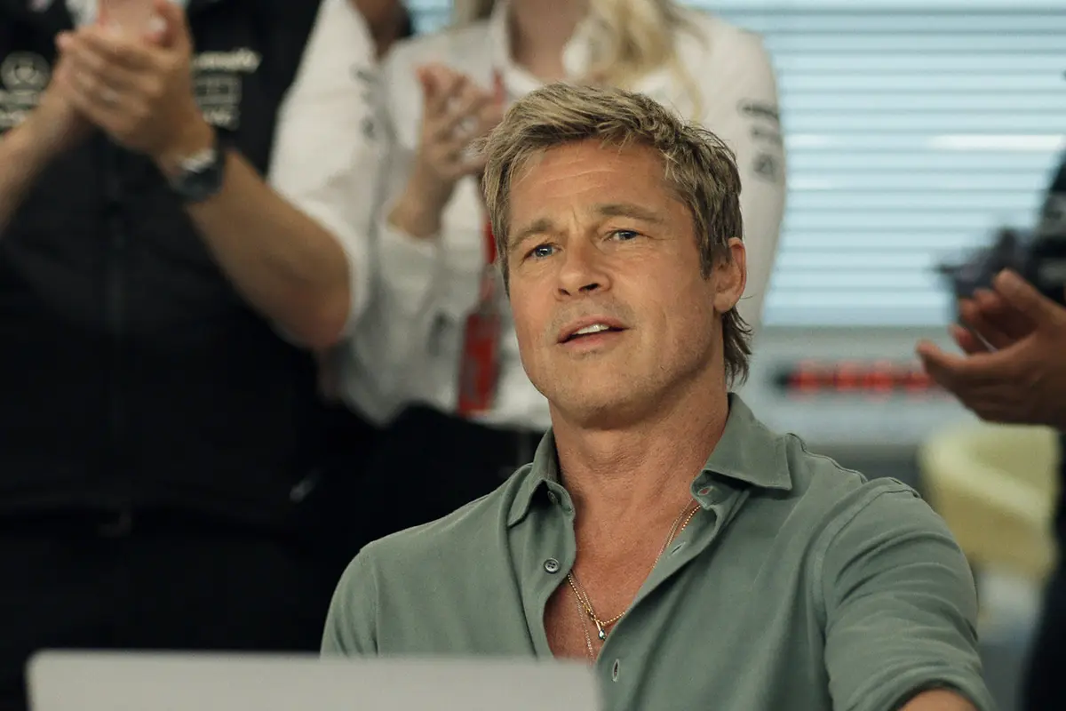 Brad Pitt sebagai Sonny Hayes dalam film “F1®,” (Foto: Courtesy Warner Bros. Pictures / Apple Original Films)