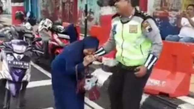 [Bintang] Video Emak-emak Gigit Polisi Viral, Ini Lho Polisi yang Jadi Korban