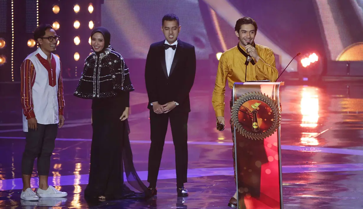 "Ini buat ibu saya dan sahabat. Ini juga buat semua keluarga yang ada di Garut, yang tengah berduka karena musibah. Semoga diberikan kekuatan," ucap Reza di malam puncak FFB 2016, Bandung, Jawa Barat, Sabtu (24/9/2016) malam. (Deki Prayoga/Bintang.com)