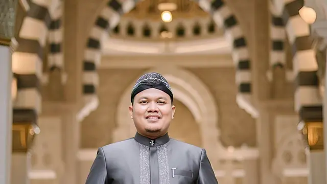 Referensi Outfit untuk Kondangan Pria Setelan Koko Modern Warna Monokrom 2025/Nurul Diva Kautsar via Meta AI