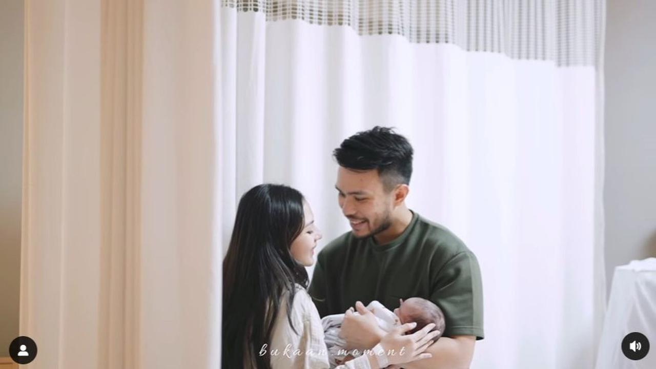 Potret Gemas Baby Kyarra Anak Jessica Mila Pakai Seragam Pengacara, Otto Hasibuan 'Mau Dampingi Opung Sidang di MK