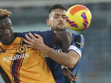 AS Roma sukses meraih poin penuh untuk kembali ke posisi empat besar Liga Italia 2021/2022 dengan menggasak tuan rumah Atalanta 4-1. Giallorossi unggul cepat lewat gol Tammy Abraham di menit pertama pertandingan. (LaPresse via AP/Spada)