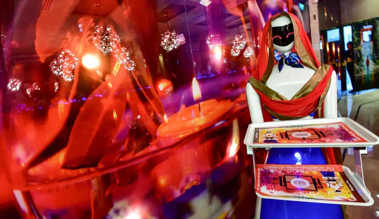 Seorang pelayan robot bernama Ruby mengantar makanan kepada pelanggan di restoran Drink and Spice Magic, Dubai, 26 Juli 2018. Robot Jepang itu bekerja di restoran makanan China dan india tanpa henti dari jam 7 pagi hingga jam 2 pagi. (AFP/GIUSEPPE CACACE)