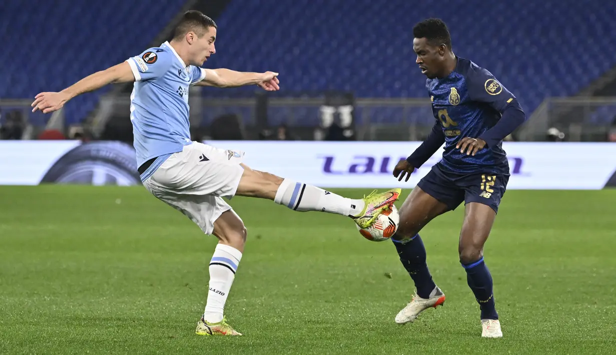 Bek Lazio Adam Marusic berebut bola dengan bek Porto Zaidu pada leg kedua play-off babak 16 besar Liga Europa di Stadio Olimpico, Jumat (25/2/2022) dini hari WIB. Porto berhasil melaju ke babak 16 besar setelah menahan imbang Lazio 2-2 dengan agregat 4-3 (Fabrizio Corradetti/LaPresse via AP)