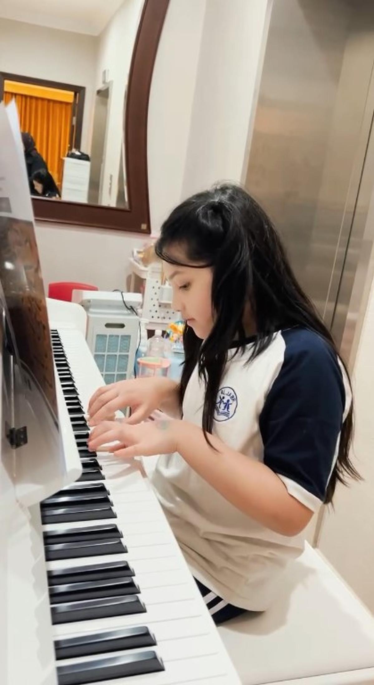 7 Potret Arsy Hermansyah Dapat Hadiah Piano Baru dari Anang dan Ashanty, Senangnya Luar Biasa
