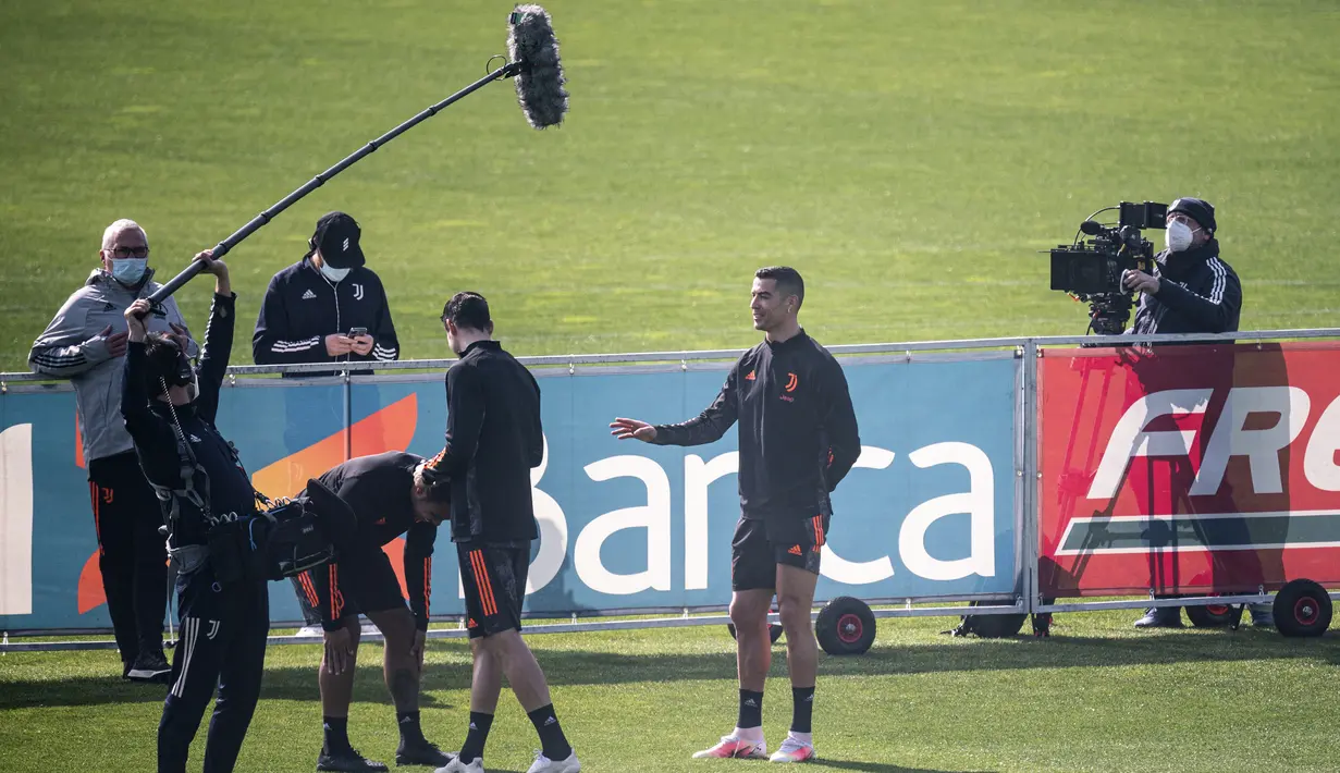 Penyerang Juventus, Cristiano Ronaldo saat menghadiri sesi latihan tim di pusat pelatihan Juventus di Turin (8/3/2021). Ronaldo dan rekan-rekannya akan bertanding melawan Porto pada leg kedua babak 16 besar Liga Champions di Allianz Stadium. (AFP/MARCO BERTORELLO)