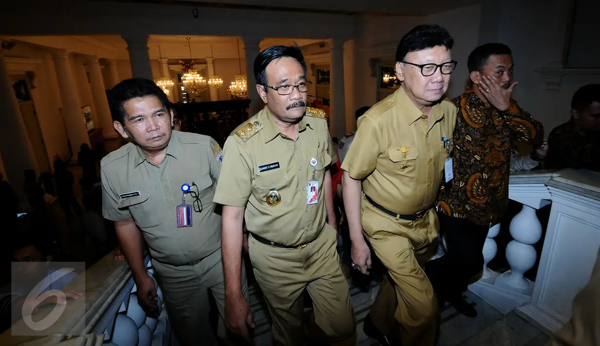 Wagub DKI Djarot Saiful Hidayat (tengah) bersama Mendagri, Tjahjo Kumolo jelang serah terima nota penugasan di Balai Agung Jakarta, Selasa (9/5). Djarot menjabat Plt Gubernur hingga masa jabatannya habis, Oktober 2017. (Liputan6.com/Helmi Fithriansyah)