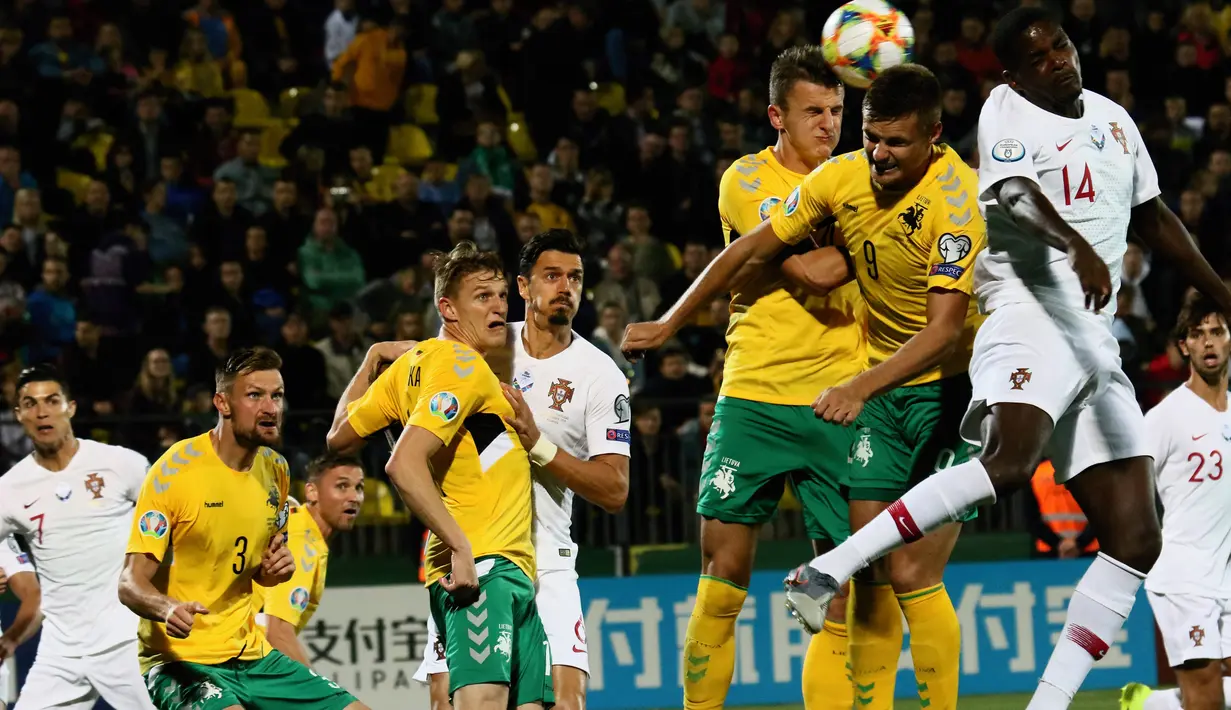 Pemain Portugal, Willjam Carvalo berusaha menyundul bola dari kawalan pemain Lithuania, Karolis Laukzemis  selama pertandingan grup B Kualifikasi Euro 2020 di stadion LFF di Vilnius (10/9/2019). Portugal menang telak atas Lithuania 5-1. (AFP Photo/Petras Malukas)