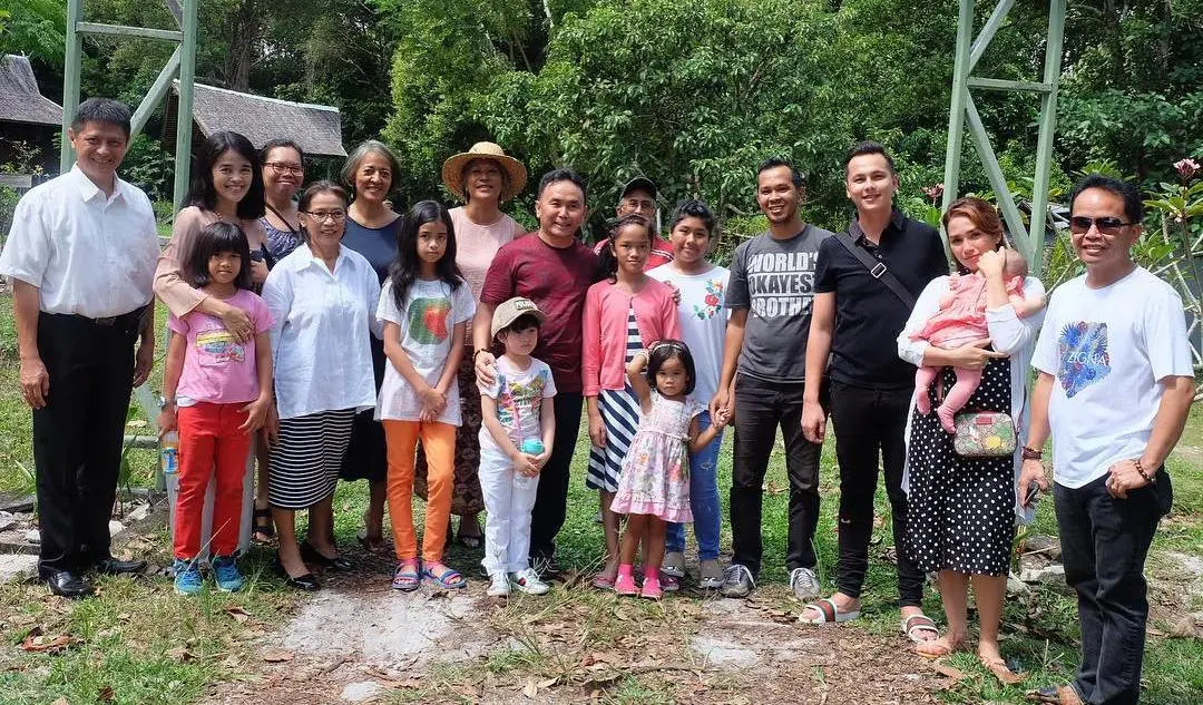 Ussy Sulistiawaty mengajak Andhika Pratama dan keempat anak mereka bertemu Sugianto Sabran, mantan suaminya [foto: instagram.com/ussypratama]