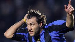 Christian Vieri - (46,48 juta euro) - Vieri menjadi pemain termahal kedua yang dibeli dalam sejarah Inter Milan. Vieri dilabuhkan Inter Milan dari Lazio dengan mahar 46,48 juta euro. (AFP/Carlo Baroncini)