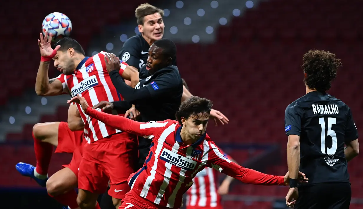 Penyerang Atletico Madrid, Luis Suarez, berebut bola atas dengan gelandang Salzburg, Enock Mwepu, pada laga Liga Champions 2020/2021 di Estadio Wanda Metropolitano, Rabu (28/10/2020) dini hari WIB. Atletico Madrid menang 3-2 atas Salzburg. (AFP/Gabriel Bouys)