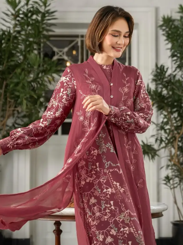 Luna Maya Tampil pakai dress untuk Ramadan 2026. [@geulis.id]