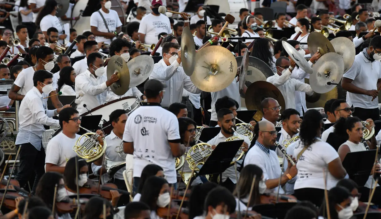 Musisi dari National System of Orchestras of Venezuela berusaha memecahkan rekor dunia bermain orkestra terbesar di dunia, di Akademi Militer Angkatan Darat Bolivarian di Caracas pada 13 November 2021. Sekitar 12 ribu musisi tersebut menyuguhkan pertunjukan selama 12 menit. (Federico PARRA/AFP)