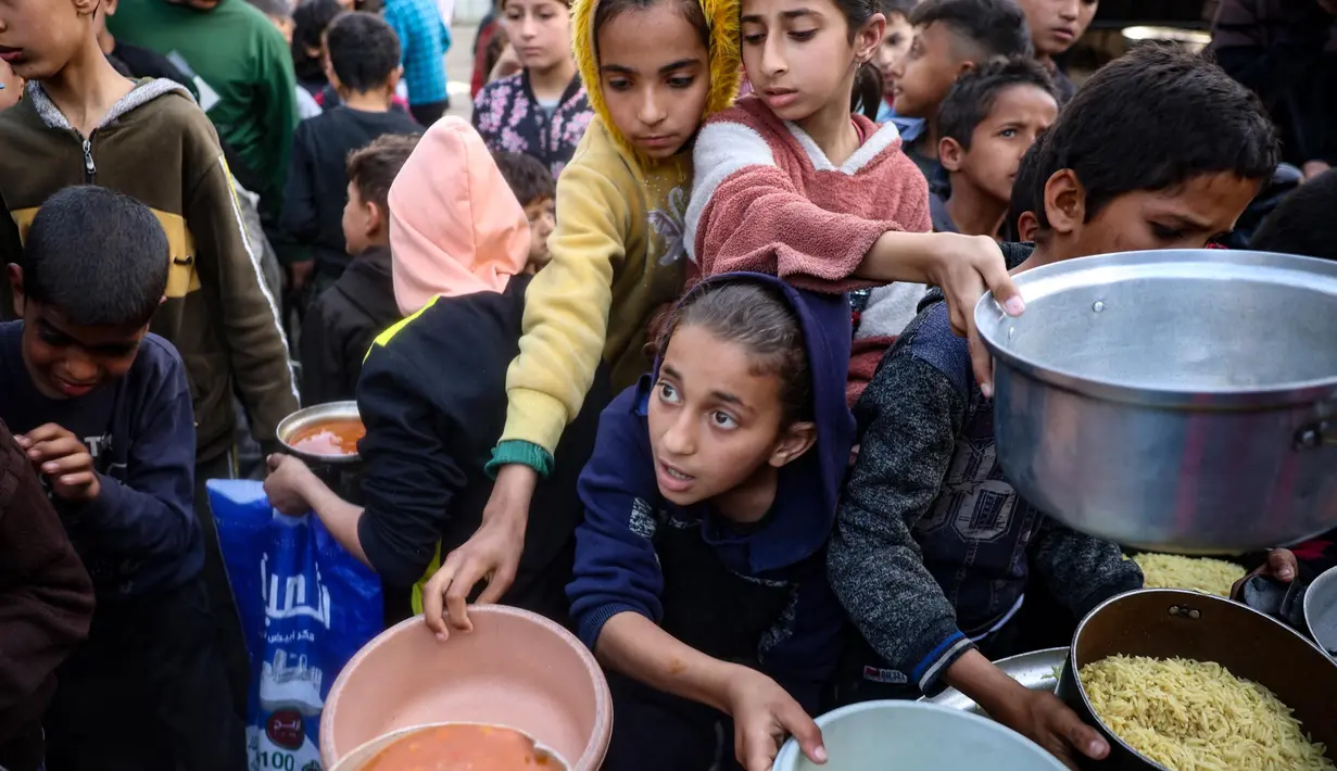 Warga Palestina di Gaza memiliki harapan mendapat pasokan bantuan makanan serta air untuk keperluan berbuka dan sahur sepanjang bulan suci Ramadan. (Eyad BABA/AFP)