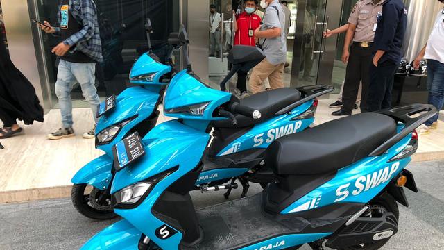 BRI Finance menggandeng PT Smoot Motor Indonesia (Smoot) meluncurkan Program Penggunaan Motor Listrik Untuk Kendaraan Operasional, di Lobby Menara BRILIAN Gatot Subroto, Jakarta Selatan, Selasa (21/6/2022).