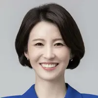 Di tengah demo sehubungan dengan pengumuman "darurat militer" dari Presiden Korea Selatan Yoon Suk Yeol pada tanggal 3 Desember 2024, terlihat sosok perempuan yang penuh keberanian. [Foto: instagram.com/anngwiryeong]