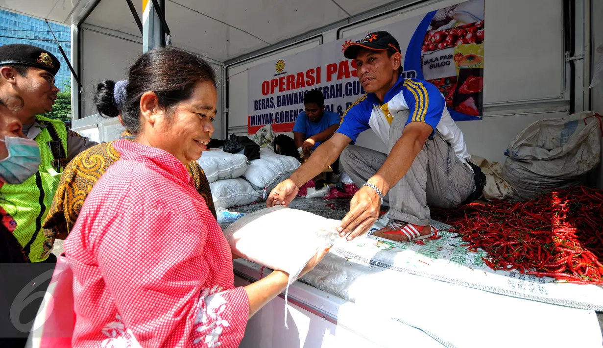 Tampak seorang warga membeli beras di Operasi Pasar Bulog 2015 di kawasan Pasar Benhil, Jakarta, Jumat (26/6/2015). Operasi pasar ini untuk menjaga stabilitas harga sembako di bulan Ramadan. (Liputan6.com/Yoppy Renato)