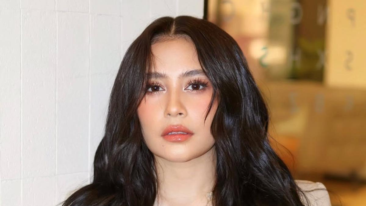 Prilly Latuconsina Cantik Effortless di Premiere Film Hanya Namamu dalam Doaku dengan Beach Wave Hair, Outfitnya di Bawah Rp2jutaan