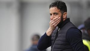 Pelatih Manchester United, Ruben Amorim menyeka wajahnya dalam laga lanjutan Liga Inggris 2024/2025 melawan Brentford di Gtech Community Stadium, London, Inggris, Minggu (04/05/2025) waktu setempat. (AP Photo/PA/John Walton)