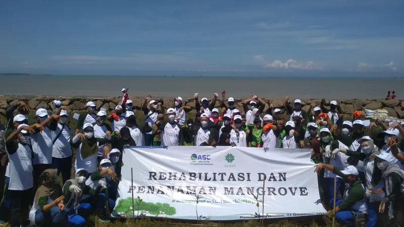 Program penanaman mangrove oleh Kehati, Asahimas, dan warga di Pandeglang, Banten, Rabu 22 Desember 2021 (Foto: Liputan6.com/MHT)