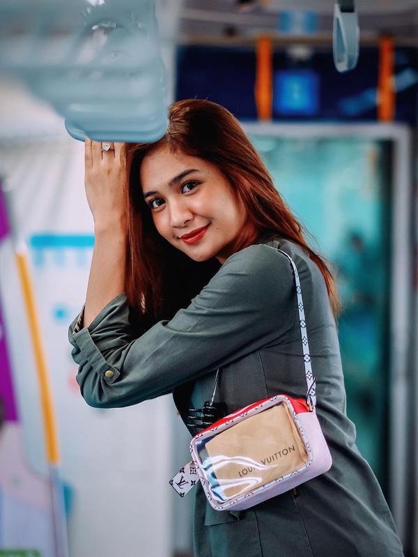 Potret Mikha Tambayong Pertama Kali Naik MRT (sumber: instagram/miktambayong)