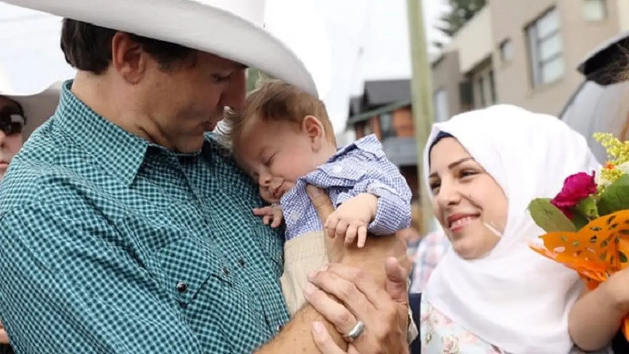Perdana Menteri Kanada, Justin Trudeau menemui bayi pengungsi asal Suriah yang memiliki nama serupa dengan dirinya (Twitter/Adam Scotti)