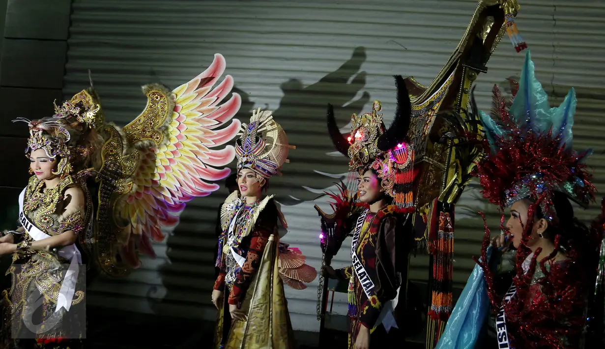 Para Finalis Putri Indonesia saat mengenakan busana daerahnya masing-masing saat unjuk kesenian dan bakat, Jakarta, Senin malam (27/3). 38 finalis ini nantinya akan berkompetisi menjadi sang Putri Indonesia 2017. (Liputan6.com/Johan Tallo)