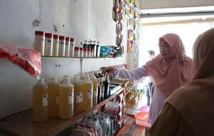 sejumlah produk sembako di sejumlah toko di Banyuwangi gunakan kemasan daur ulang (Istimewa)