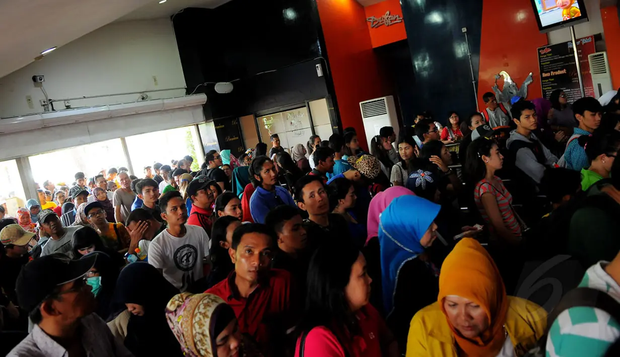 Libur Natal dan Sekolah, ribuan wisatawan memadati Taman Impian Jaya Ancol, Jakarta, Jumat (26/12/2014). Tampak antrean pengunjung di salah satu wahana wisata yang ada di Taman Impian Jaya Ancol. (Liputan6.com/Faisal R Syam)