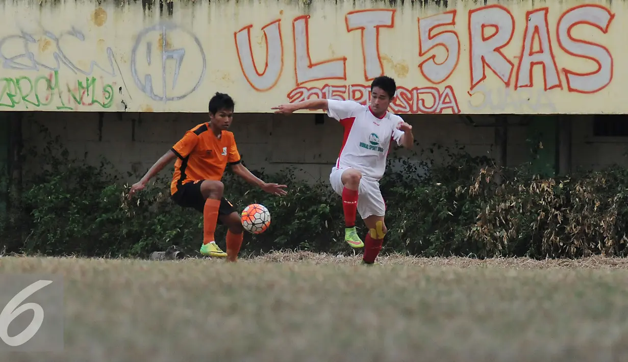 Pesepakbola Persipasi Bandung Raya (PBR), Gavin Kwan Adsit (kanan) berebut bola dengan pemainVilla 2000 di StadionLebakBulus Jakarta, Sabtu (22/8/2015). PBR unggul 1-0 atas Villa 2000. (Liputan6.com/Helmi Fithriansyah)