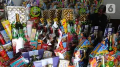 Pedagang sedang merapikan dagangan parcel di Kawasan Jalan Haji Samali, Jakarta, Selasa (11/4/2023). (merdeka.com/Imam Buhori)