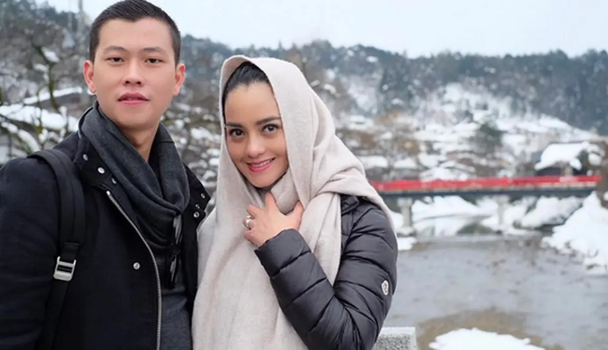 Bintang sinetron Dibalik Jilbab Zaskia itu mengaku bingung akan memulainya dari mana. Secara jujur, ia mengungkapkan perasaannya sedang hancur dan masih bingung. (Instagram/fery_wijaya88)