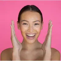 Ilustrasi memakau produk kecantikan. (Fimela.com)