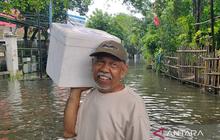 Jalan Kali Sekretaris Jakarta Barat Masih Terendam Banjir, Warga Ungkap Penyebabnya