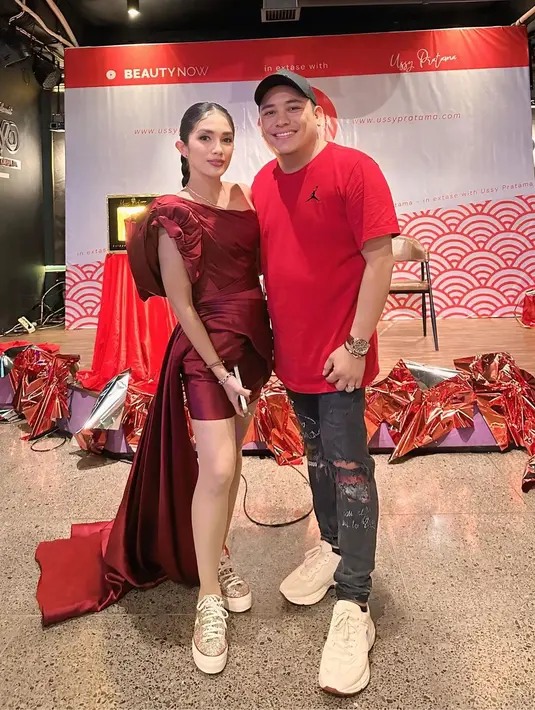 Mini dress ini memiliki detail aksen lipit dan satu sisi bahu yang manis. [Foto: Instagram/ussypratama]