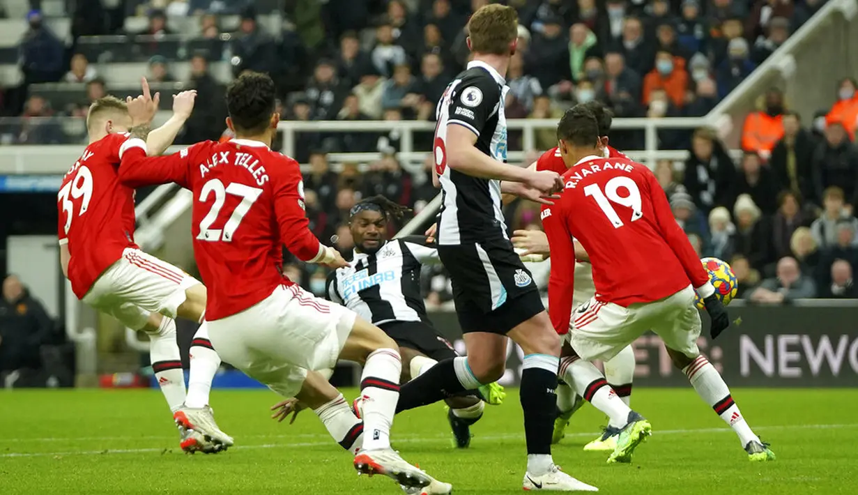 Pemain Newcastle United Allan Saint-Maximin (tengah) mencetak gol ke gawang Manchester United pada pertandingan sepak bola Liga Inggris di St. James' Park, Newcastle, Inggris, Senin (27/12/2021). Pertandingan berakhir imbang 1-1. (AP Photo/Jon Super)