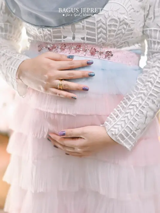 Gaun tersebut menampilkan aksen brokat pada bagian atasnya, dan detail ruffle bernuansa biru-pink pada bagian rok-nya.  [Foto: IG/ashanty_ash/aurelie-hermansyah].