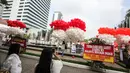 Warga berswafoto dengan balon merah putih yang menghiasi halaman Balai Kota DKI Jakarta, Senin (8/5). Balon-balon tersebut merupakan bentuk dukungan moril untuk Basuki T Purnama atau Ahok yang akan menjalani sidang putusan. (Liputan6.com/Faizal Fanani)