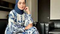 9 Inspirasi Model Gamis Rayon Motif, Bikin Hijaber Tampil Stylist dan Maxi di Berbagai Acara