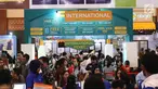Pengunjung mencari info pemesanan tiket pada pameran Garuda Indonesia Travel Fair (GATF) 2018 Phase II di Jakarta Convention Centre, Senayan, Jumat (5/10). GATF 2018 Phase II dibuka mulai hari ini hingga 7 Oktober mendatang. (Liputan6.com/Angga Yuniar)
