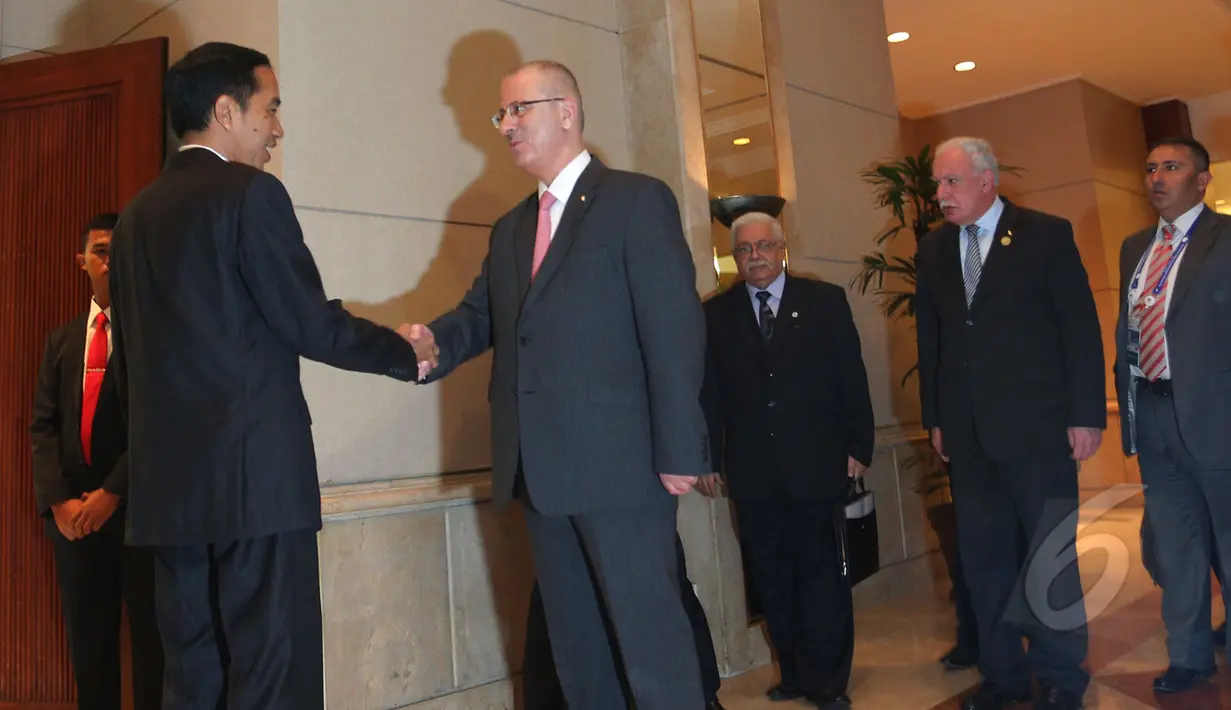 Presiden Joko Widodo berjabat tangan dengan PM Palestina Rami Hamdallah di JCC, Jakarta, Selasa (21/4/2015). Pertemuan membahas masalah perdagangan kedua negara hingga kemerdekaan Palestina. (Liputan6.com/Herman Zakharia)